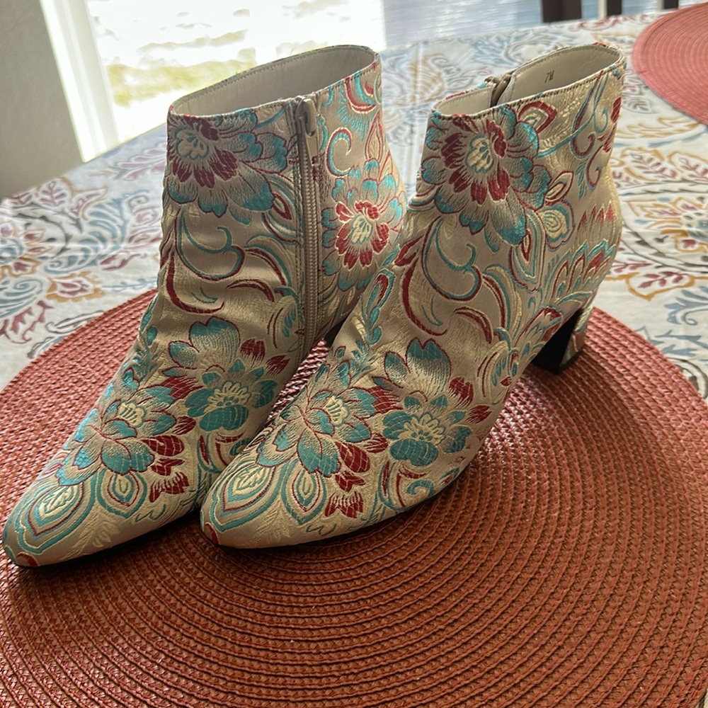 Nwot Vaneli Floral Ivory Blue Heeled Flower Boots Womens Size 7M